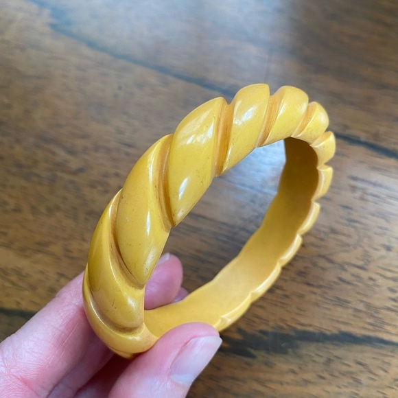 Vintage Bakelite Butterscotch Carved Bangle Bracelet - Picture 6 of 7